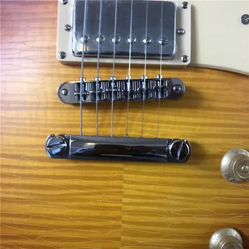 Augstas kvalitātes elektriskā ģitāra, ar pielāgotiem sērijas numuru. Ebony klaviatūra, vintage ražošana